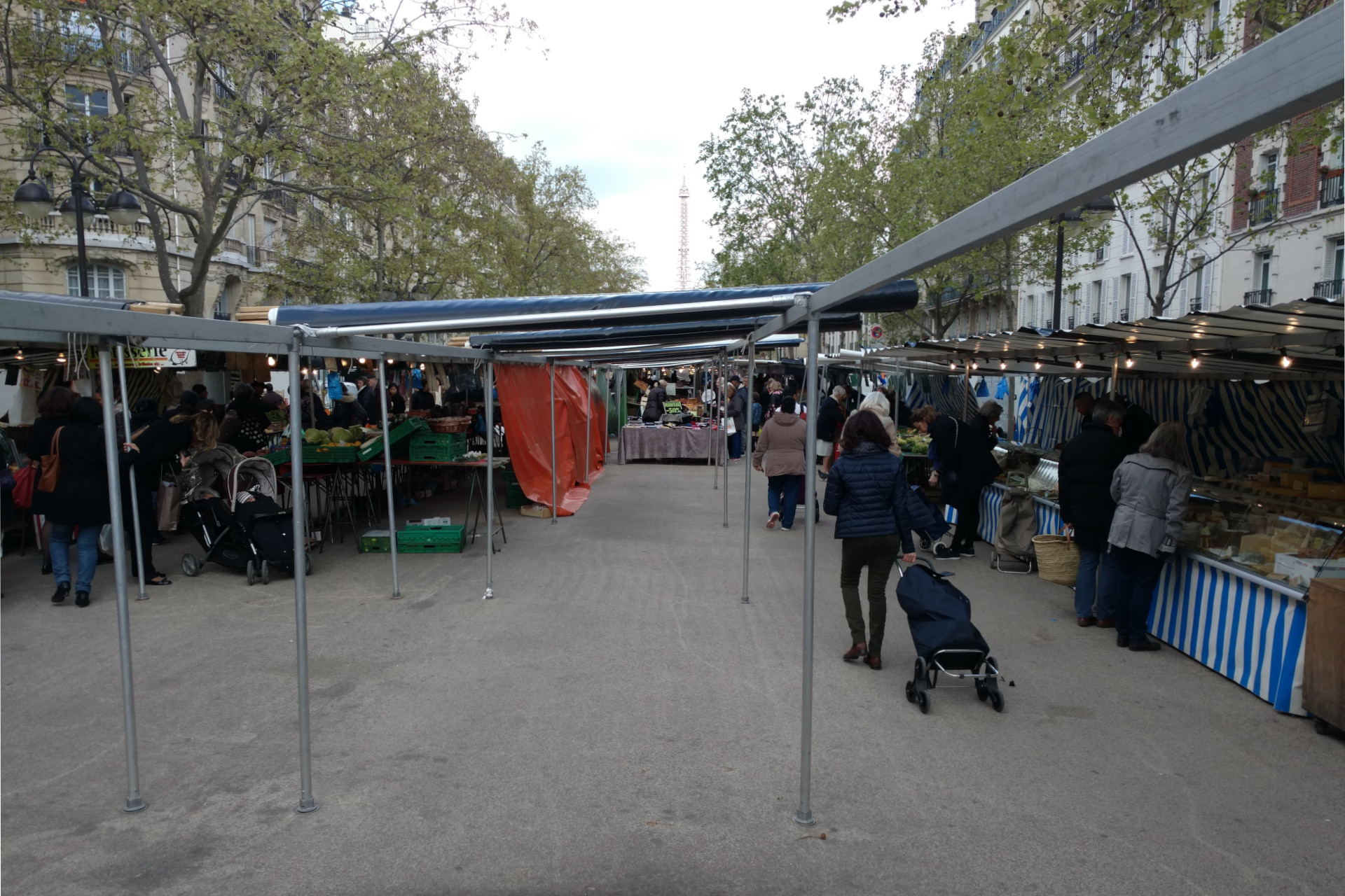 Deliver Services: Open air market in Paris